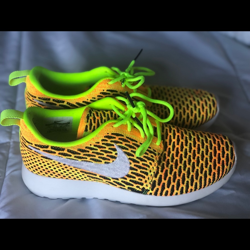 ⚡️NEVER WORN neon yellow Nike’s👟